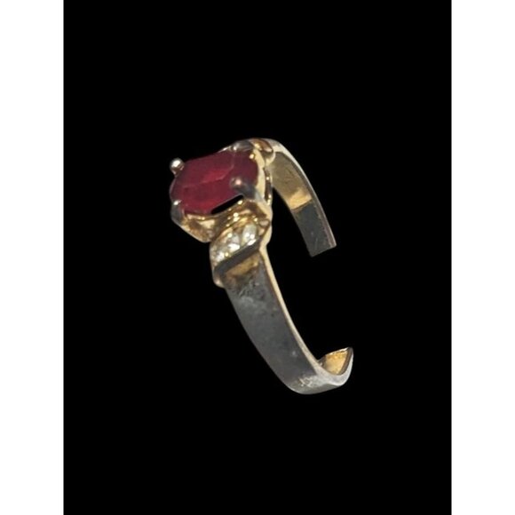 Elegant Gold Tone Ring With Red And Clear Stones Size 7 - Picture 10 of 11